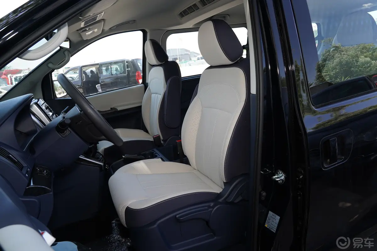 菱智PLUS2.0L 手动舒适型 7座 CNG驾驶员座椅