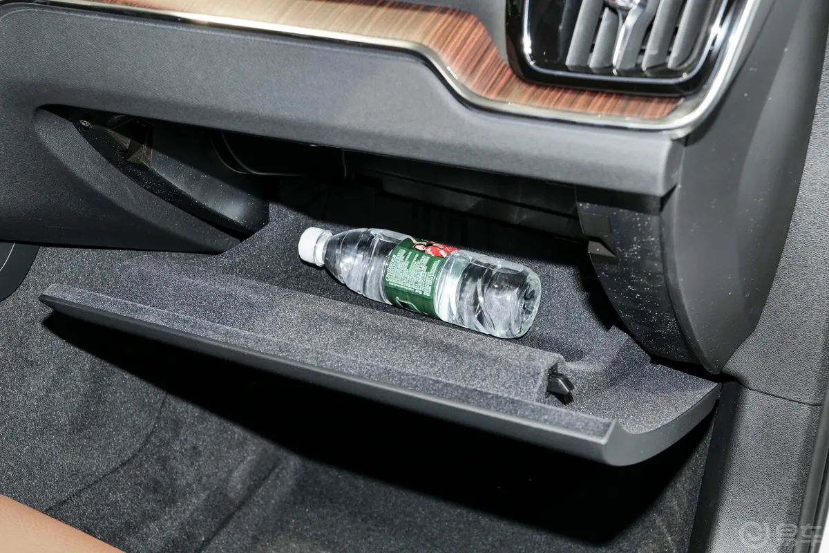 沃尔沃V60B5 自动智远豪华乐享版手套箱空间水瓶横置