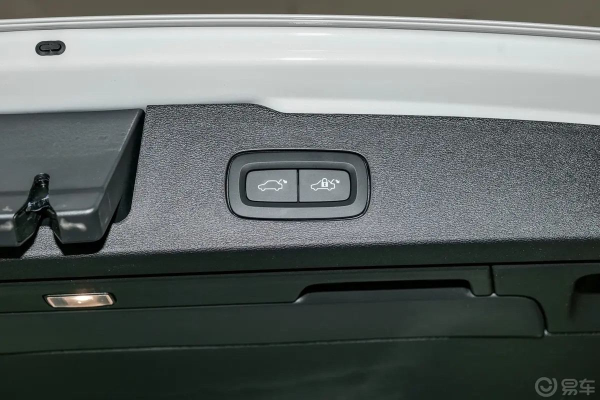 沃尔沃V60B5 自动智远豪华乐享版电动尾门按键（手动扶手）
