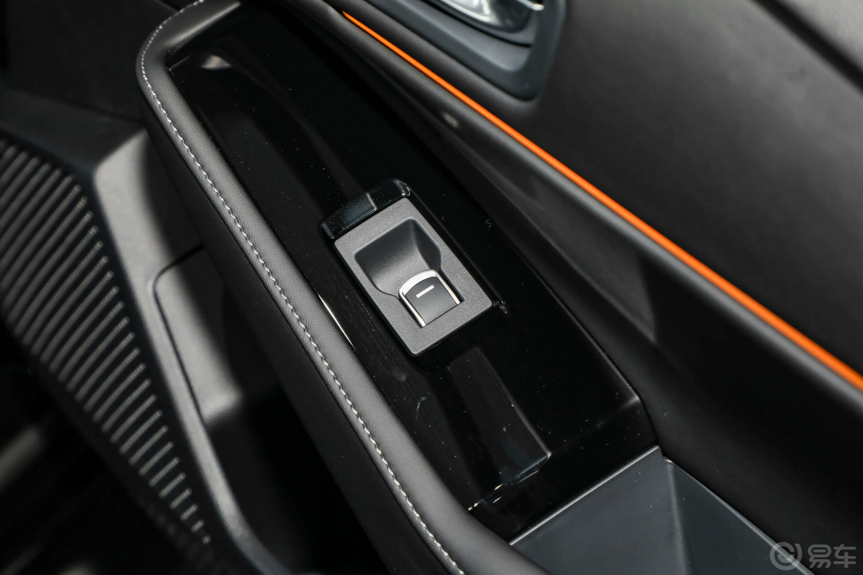 雅阁 e:PHEV2.0L 82km 尊贵版副驾驶位