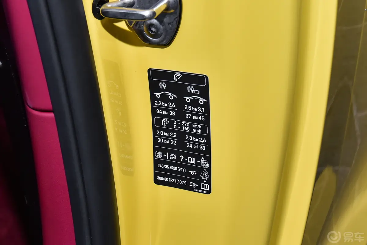 保时捷911Carrera Cabriolet 3.0T胎压信息铭牌