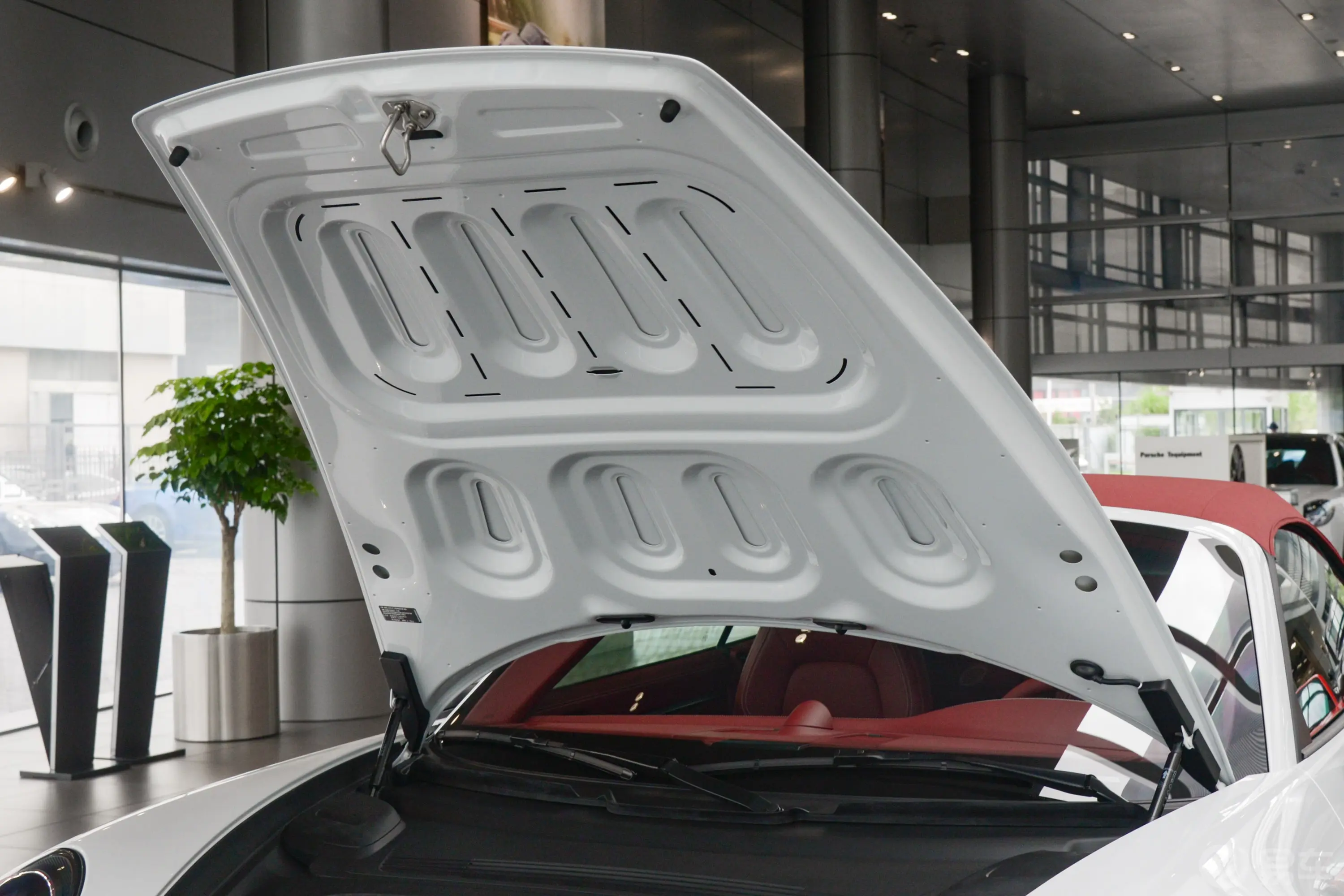 保时捷911Carrera 4S Cabriolet 3.0T发动机舱盖内侧
