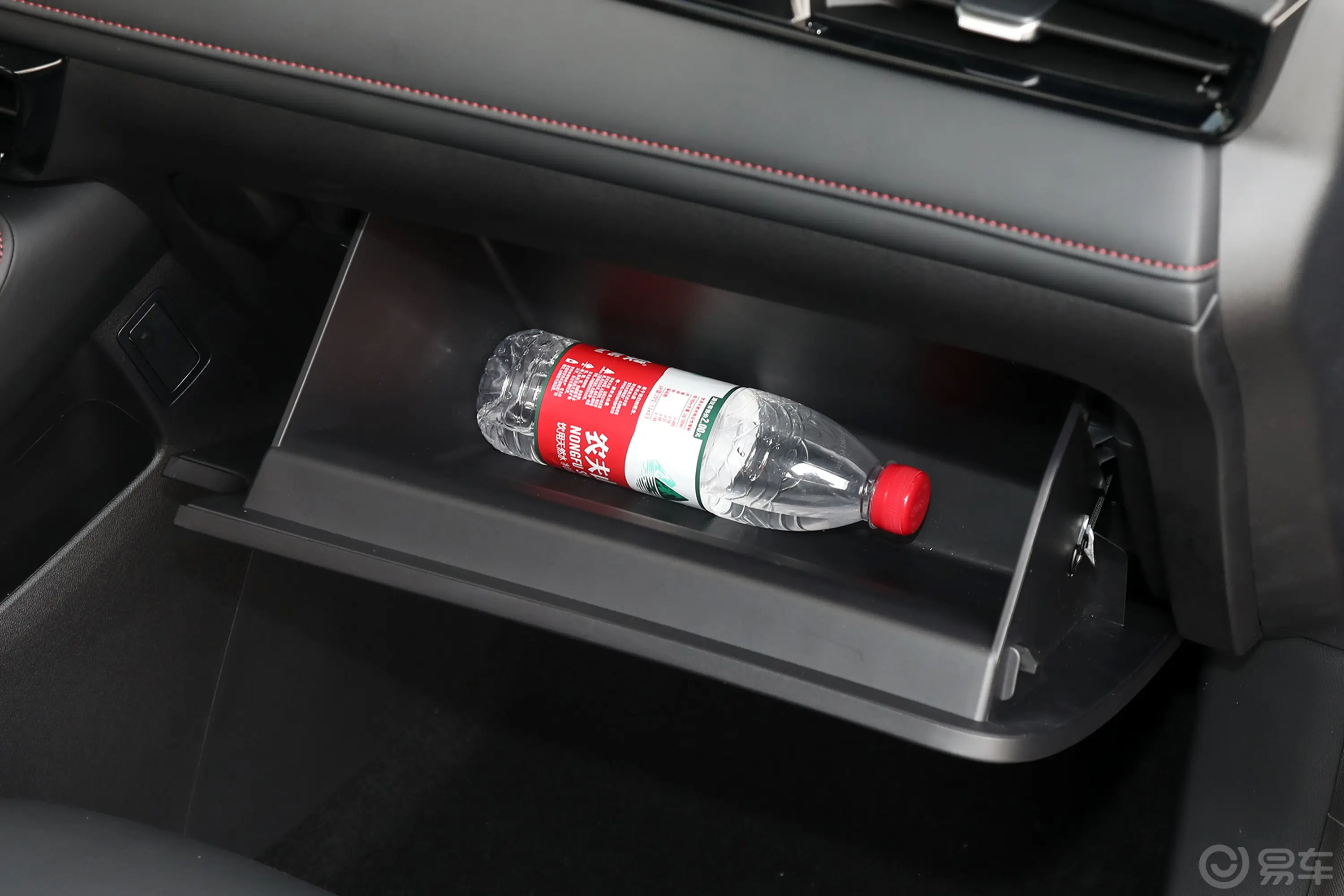 荣威i51.5L CVT豪华版手套箱空间水瓶横置