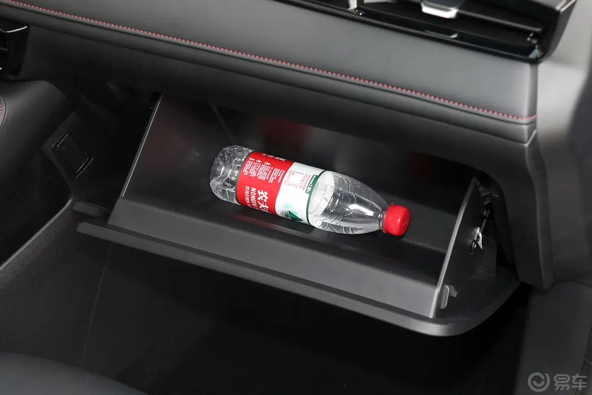 荣威i51.5L CVT豪华版手套箱空间水瓶横置