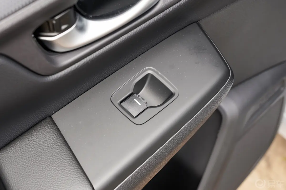 本田CR-V混动 2.0L 两驱智享版后车窗调节