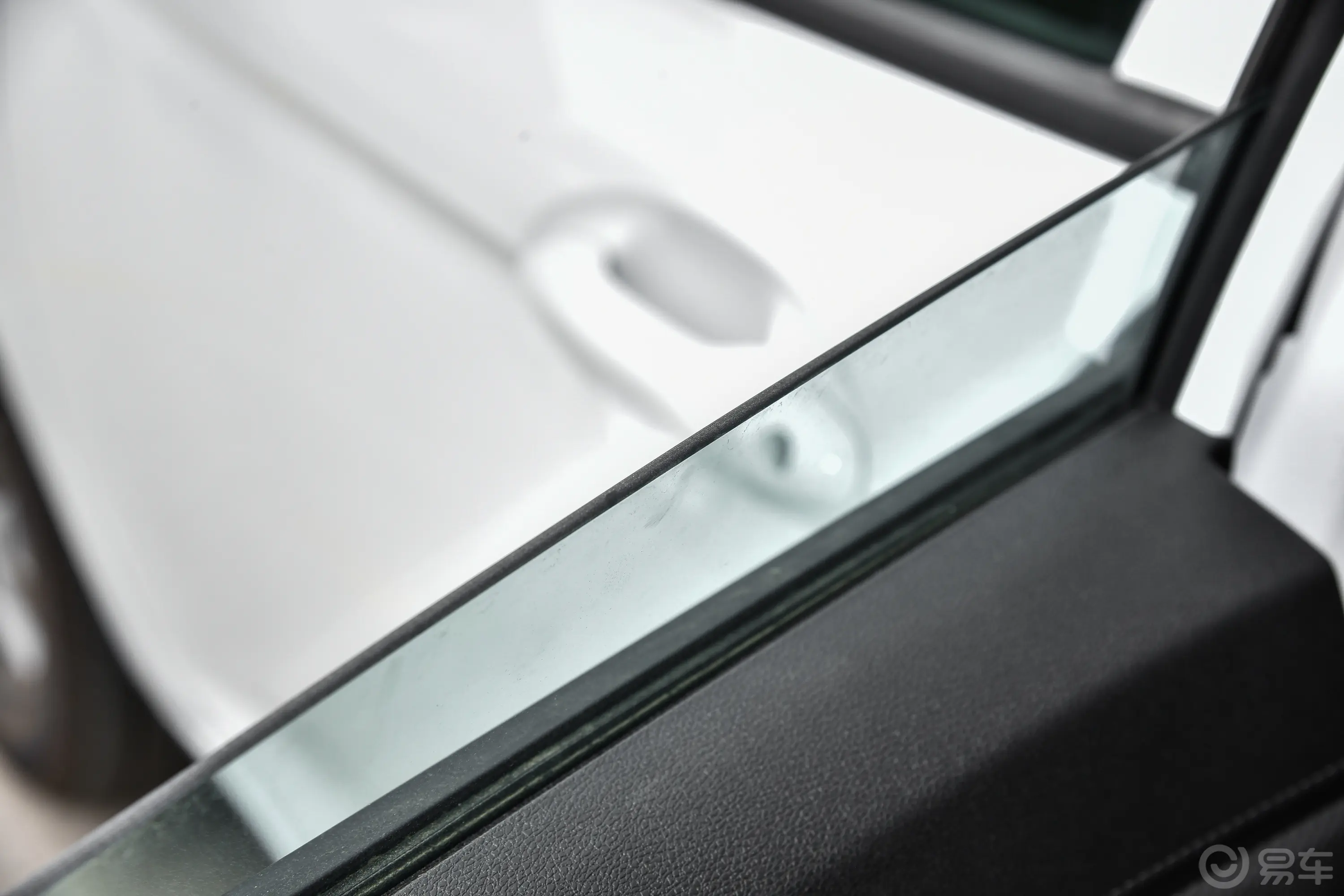 帝豪EVPro 421km 出租版后排玻璃材质特写