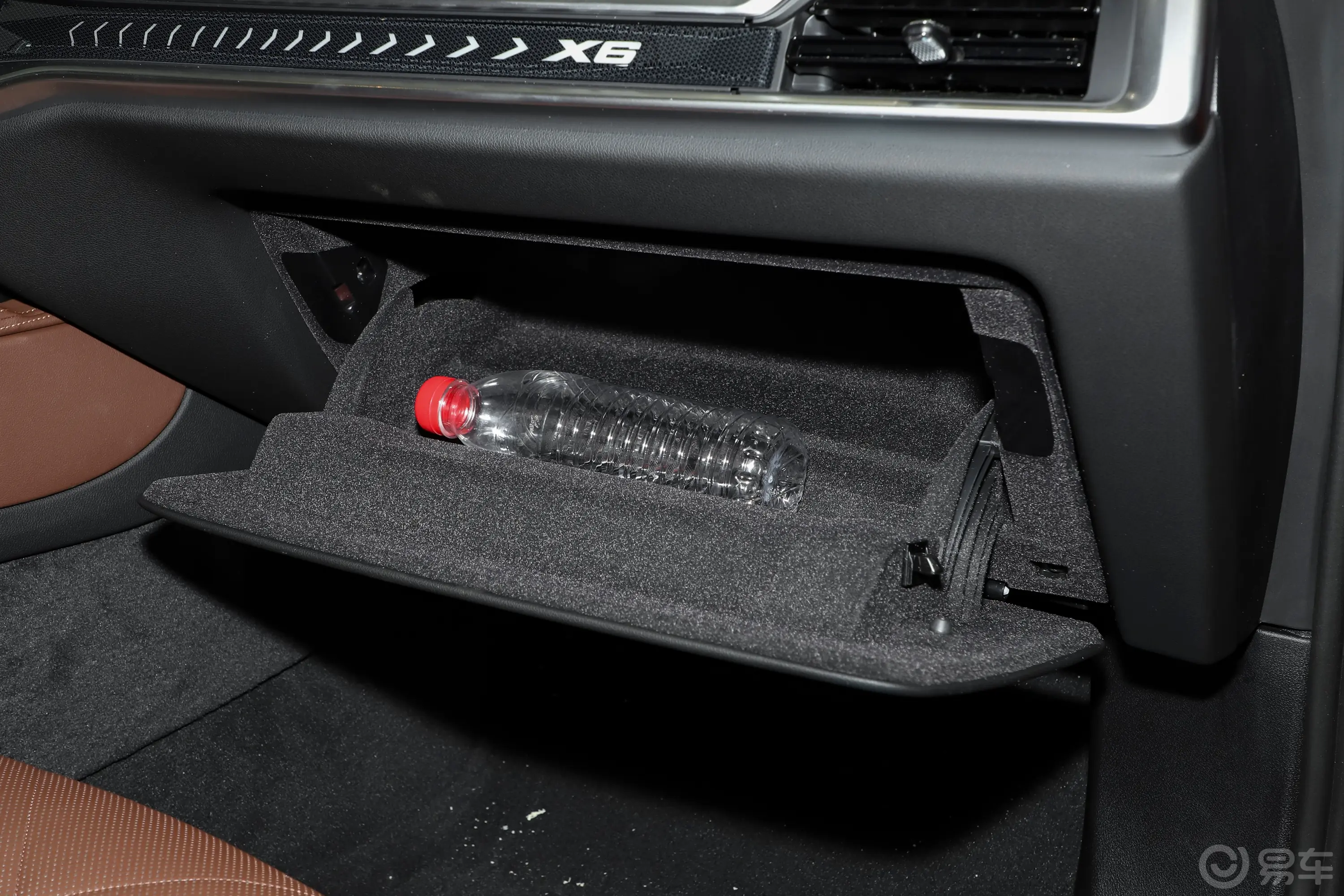 宝马X6改款 xDrive40i 尊享型 M运动套装手套箱空间水瓶横置