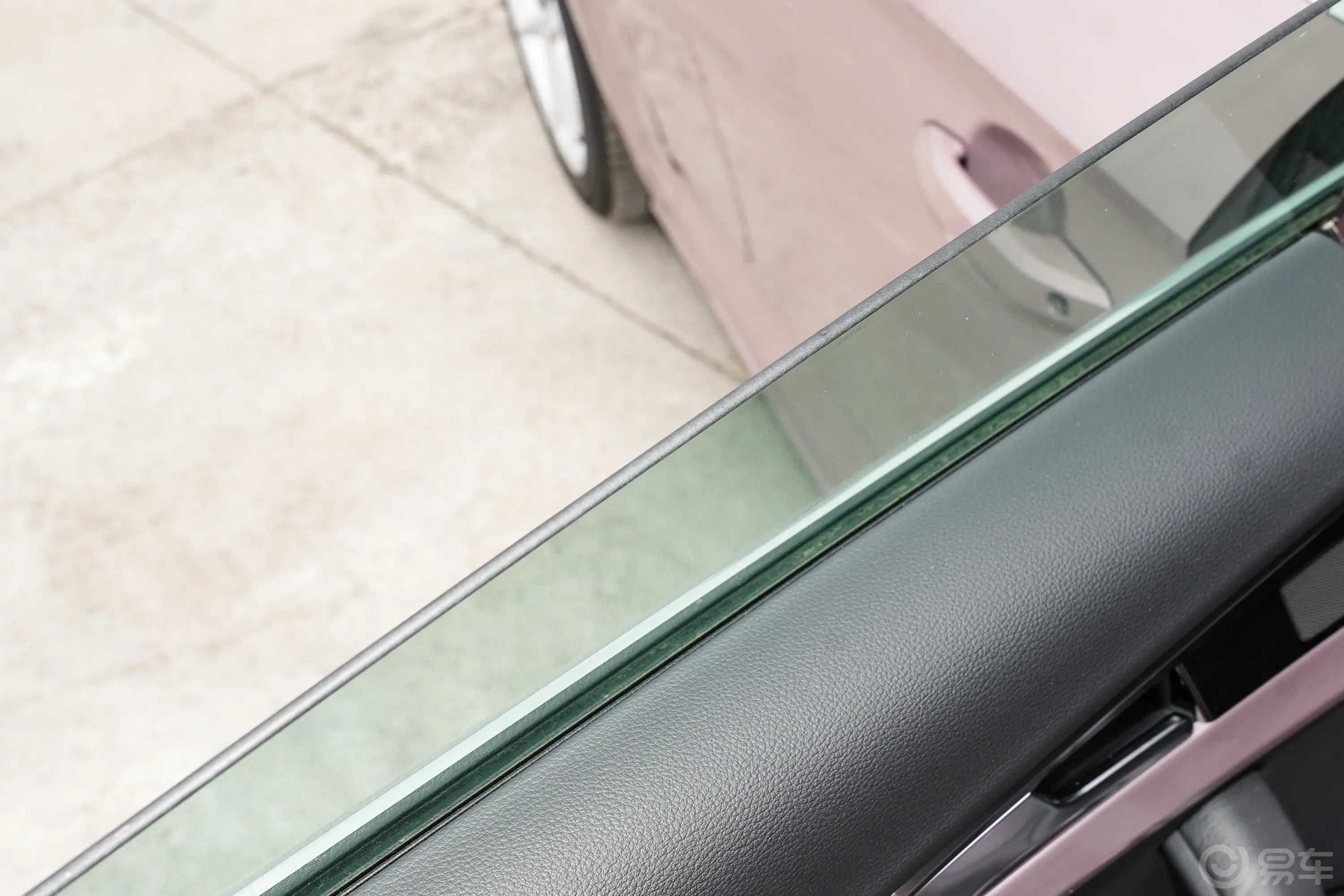 奥迪A5Sportback 40 TFSI 致臻幻彩限量版后排玻璃材质特写