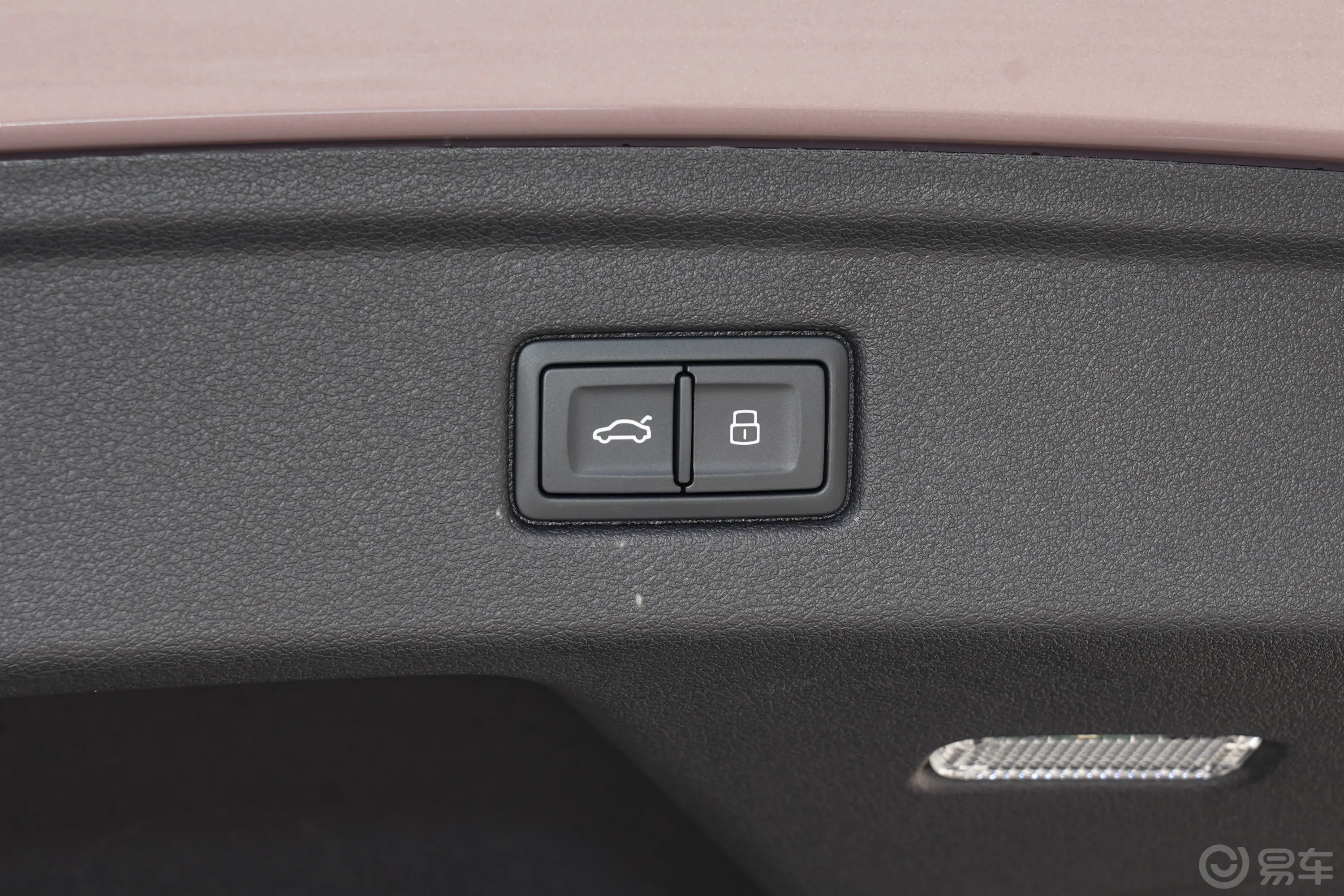 奥迪A5Sportback 40 TFSI 致臻幻彩限量版电动尾门按键（手动扶手）