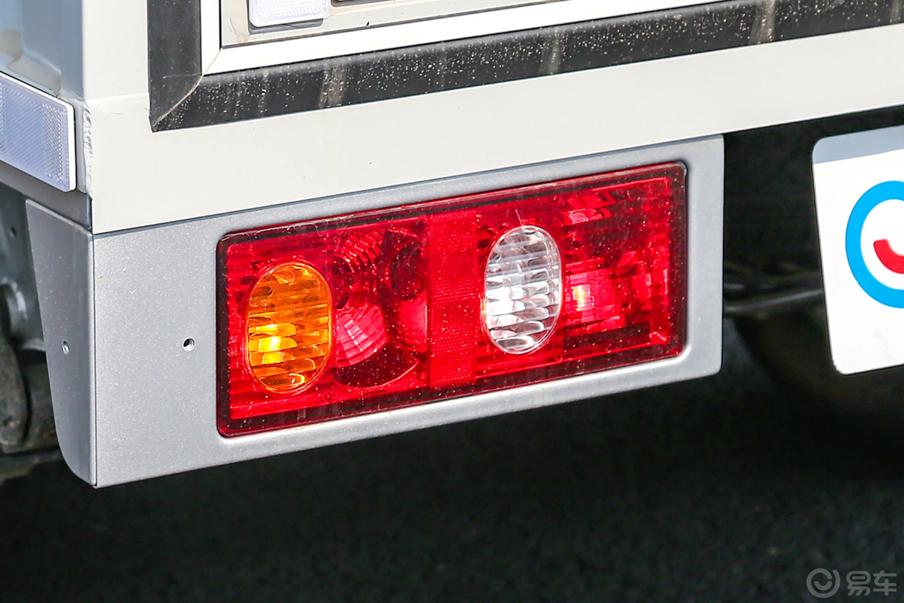 长安星卡1.5L 单排3.06米钢板厢货舒适型尾灯侧45度俯拍