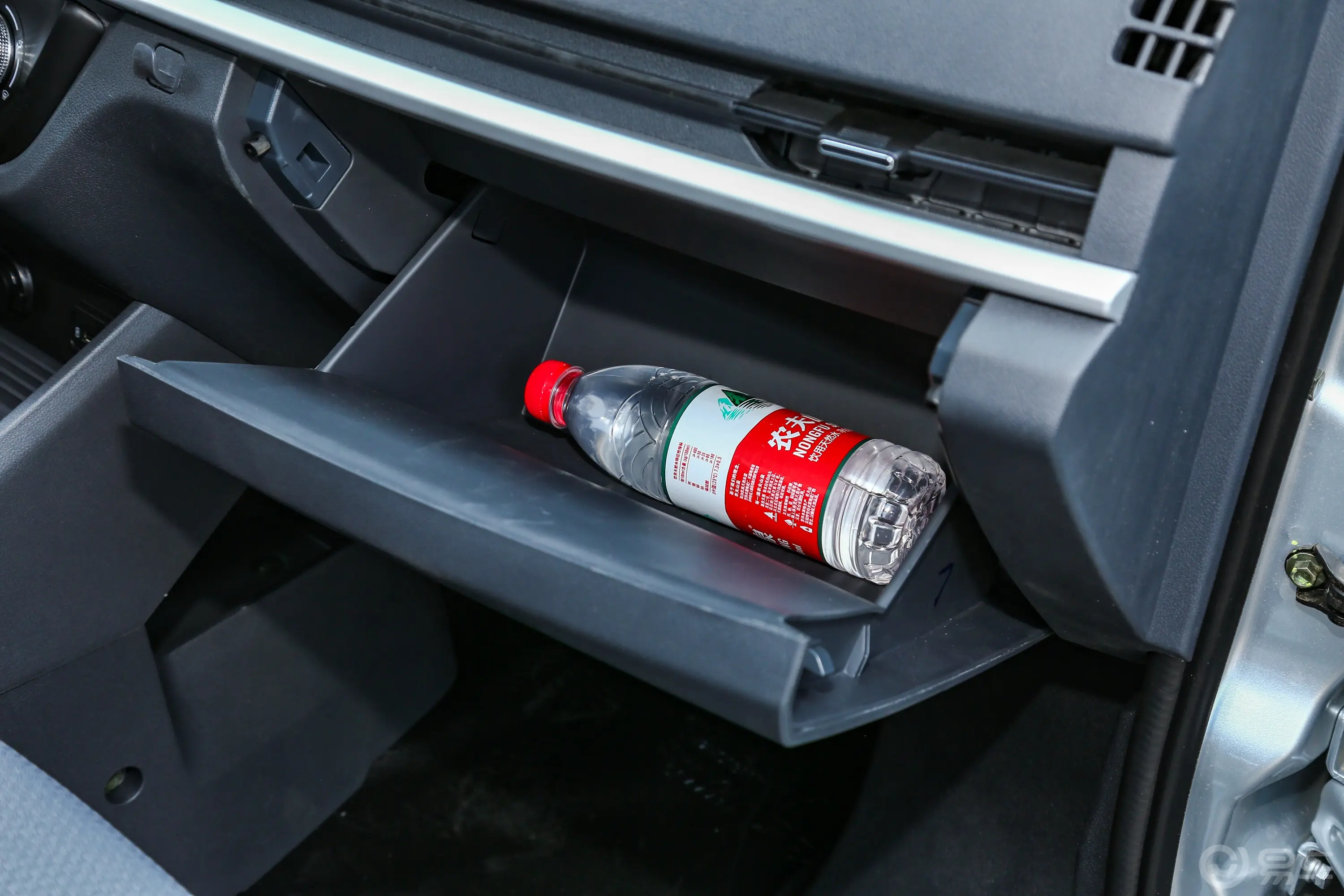 长安星卡1.5L 单排2.8米载货汽车舒适型无空调手套箱空间水瓶横置