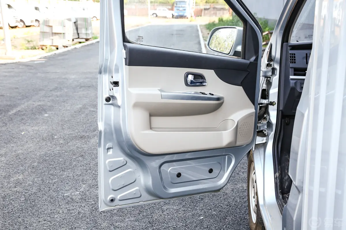 长安星卡1.5L 单排3.06米钢板厢货舒适型主驾驶位