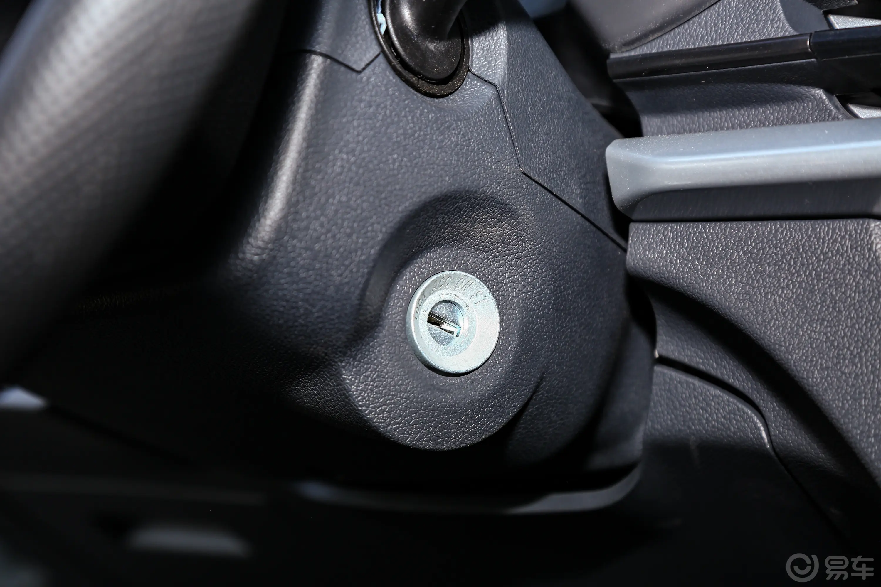 长安星卡1.5L 双排2.55米载货汽车舒适型钥匙孔或一键启动按键