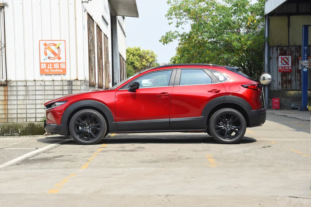 马自达CX-302.0L 自动黑曜耀悦型正侧车头向左水平