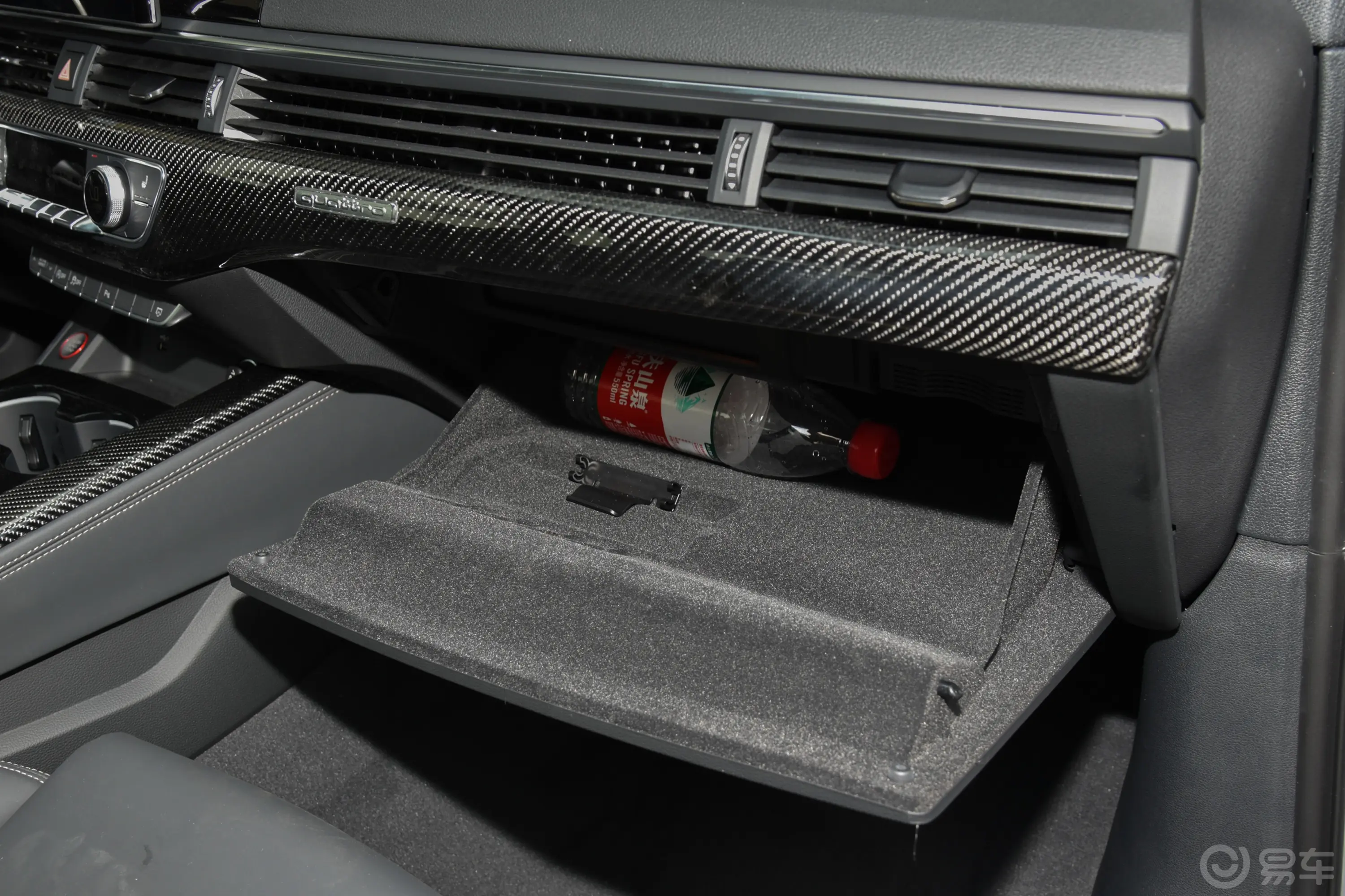 奥迪RS 42.9T Avant 暗金版手套箱空间水瓶横置
