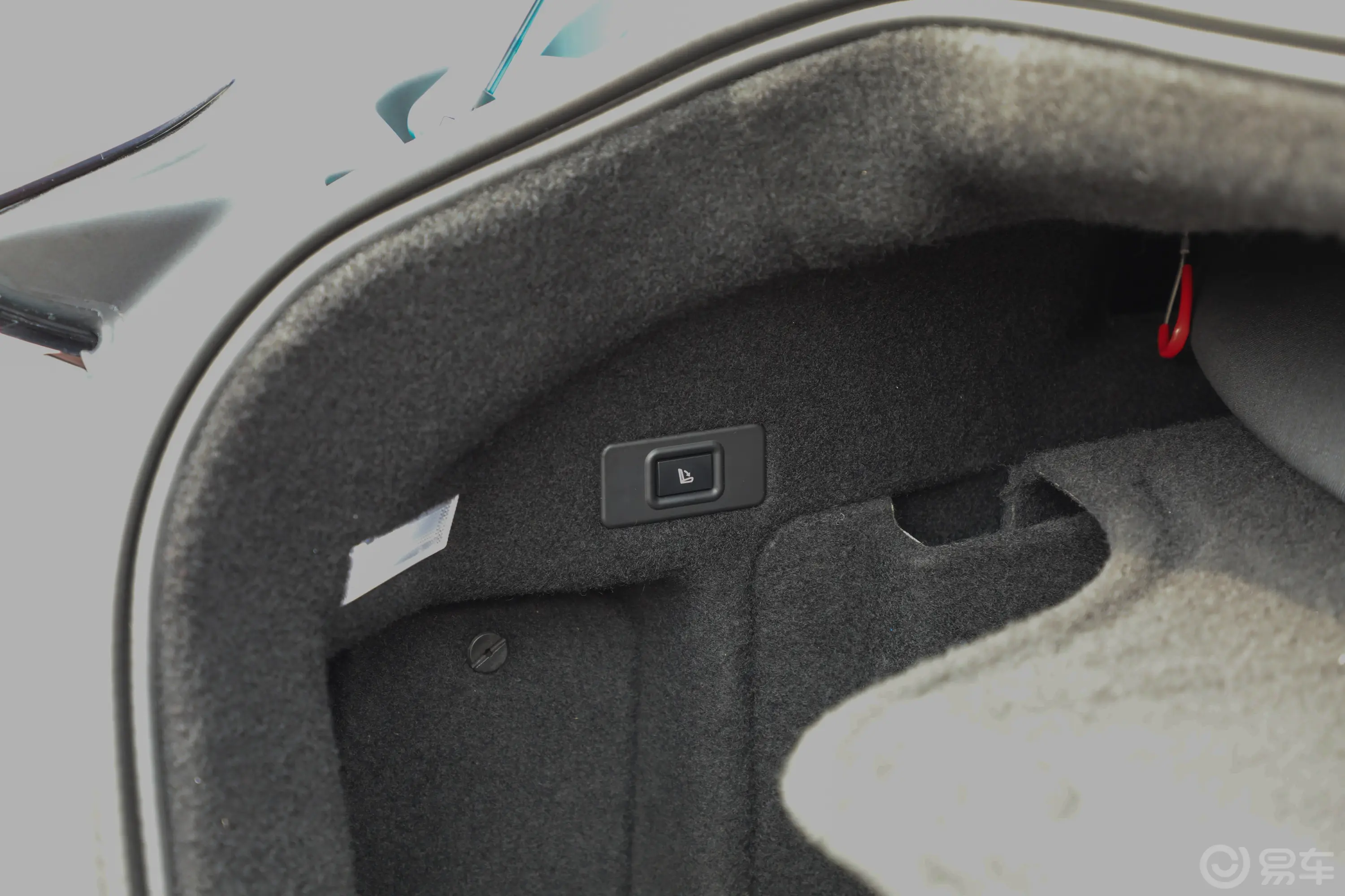 Roma3.9T Spider后备箱内座椅放倒按钮