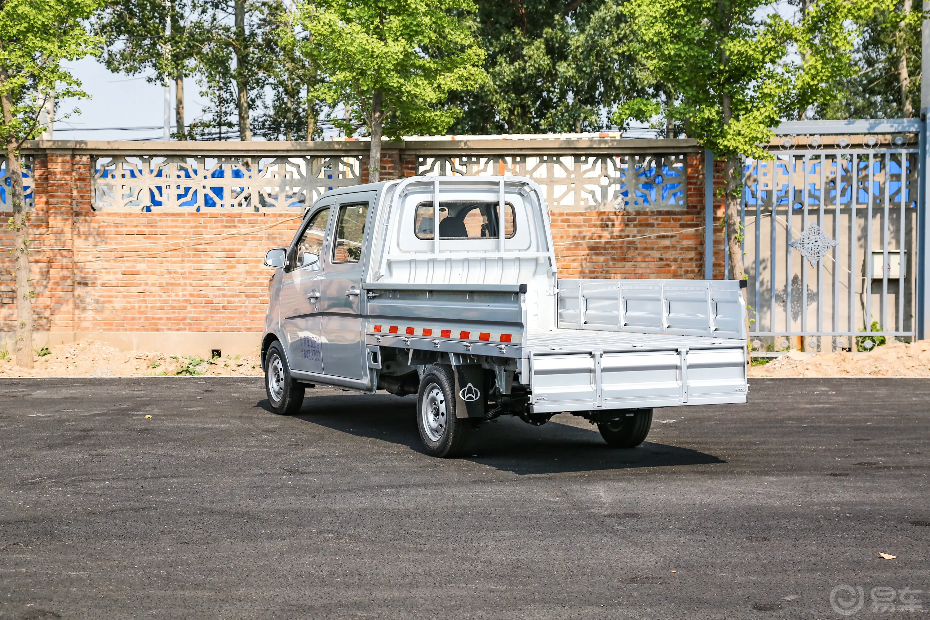 长安星卡1.5L 双排2.55米载货汽车舒适型后备厢开启45度侧拍