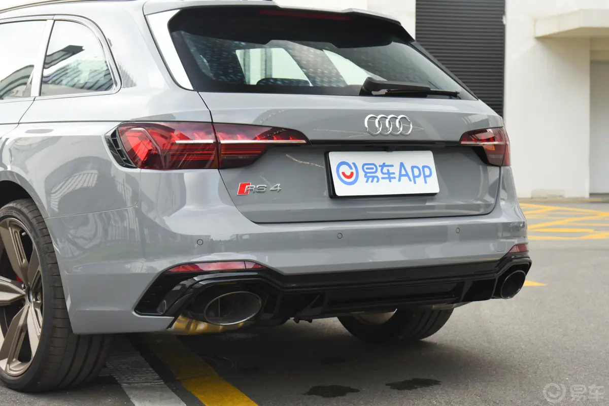 奥迪RS 42.9T Avant 暗金版车后雷达