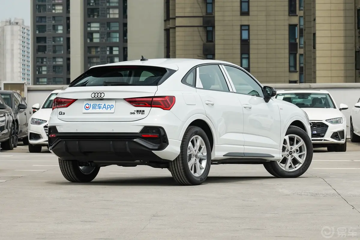 奥迪Q3 Sportback改款 35 TFSI 进取型侧后45度车头向右水平