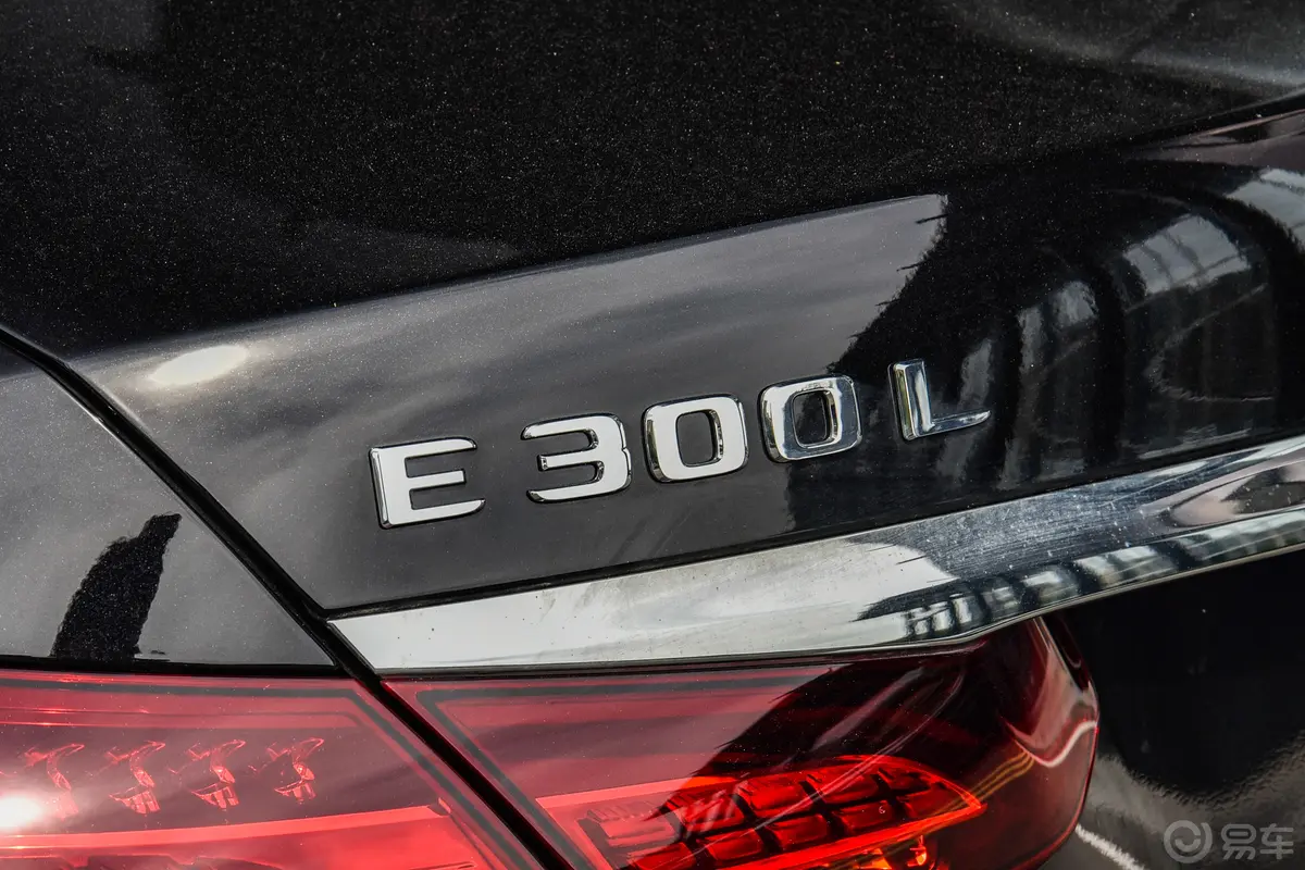 奔驰E级改款 E 300 L 运动尊贵型外观细节