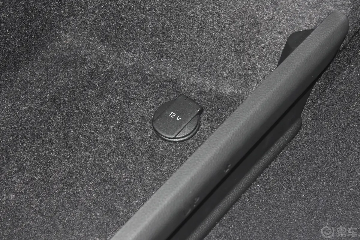 奥迪Q3 Sportback改款 45 TFSI quattro 时尚型行李厢电源接口
