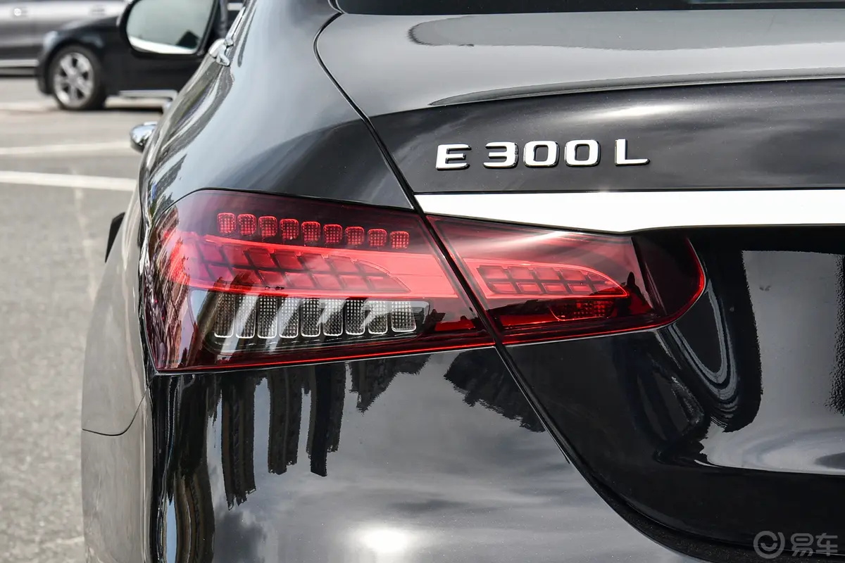 奔驰E级改款 E 300 L 运动尊贵型外观灯组