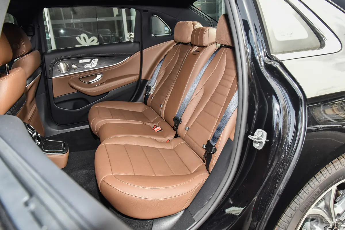 奔驰E级改款 E 300 L 运动尊贵型后备厢空间特写