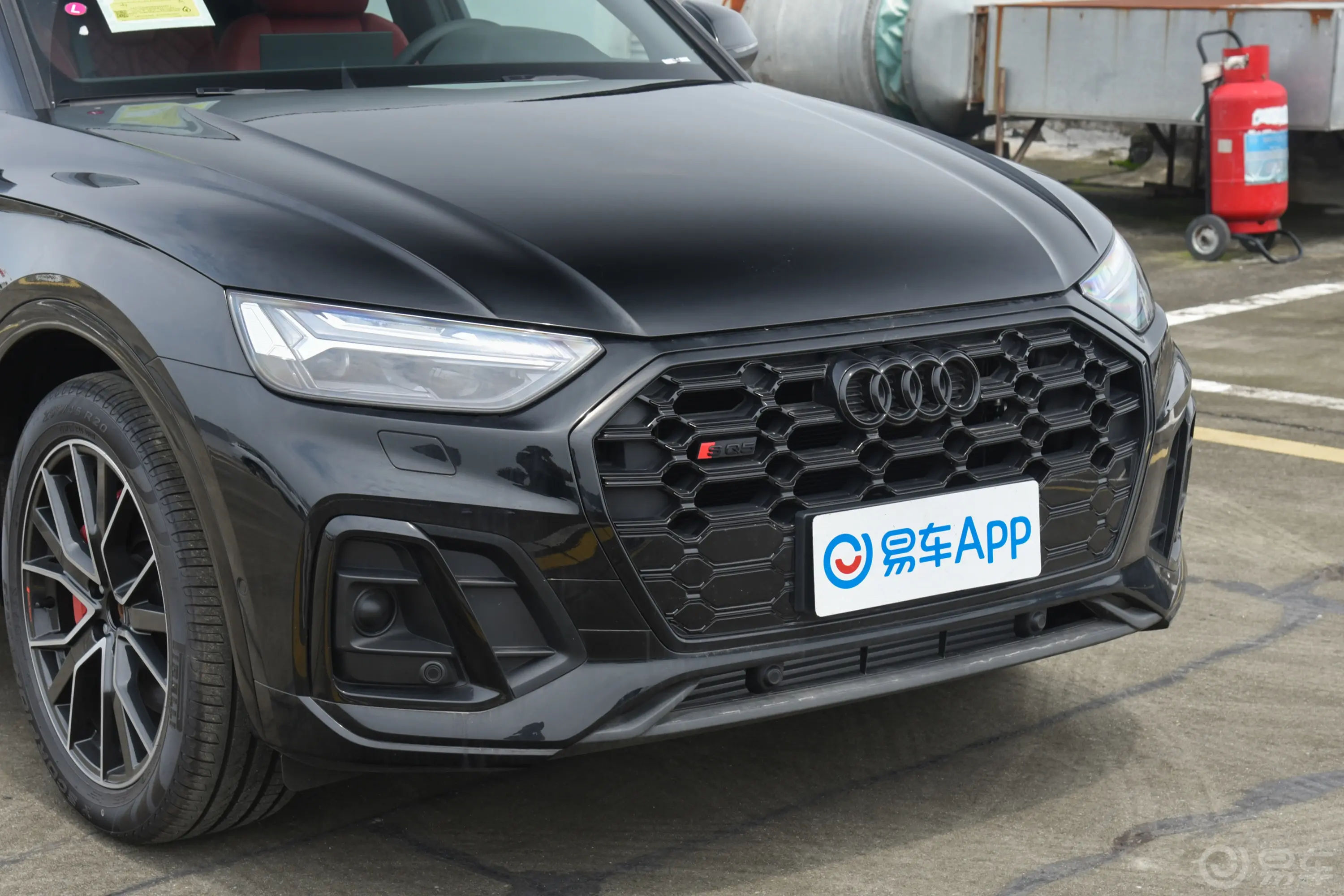 奥迪SQ5 Sportback改款 3.0T quattro前格栅侧俯拍