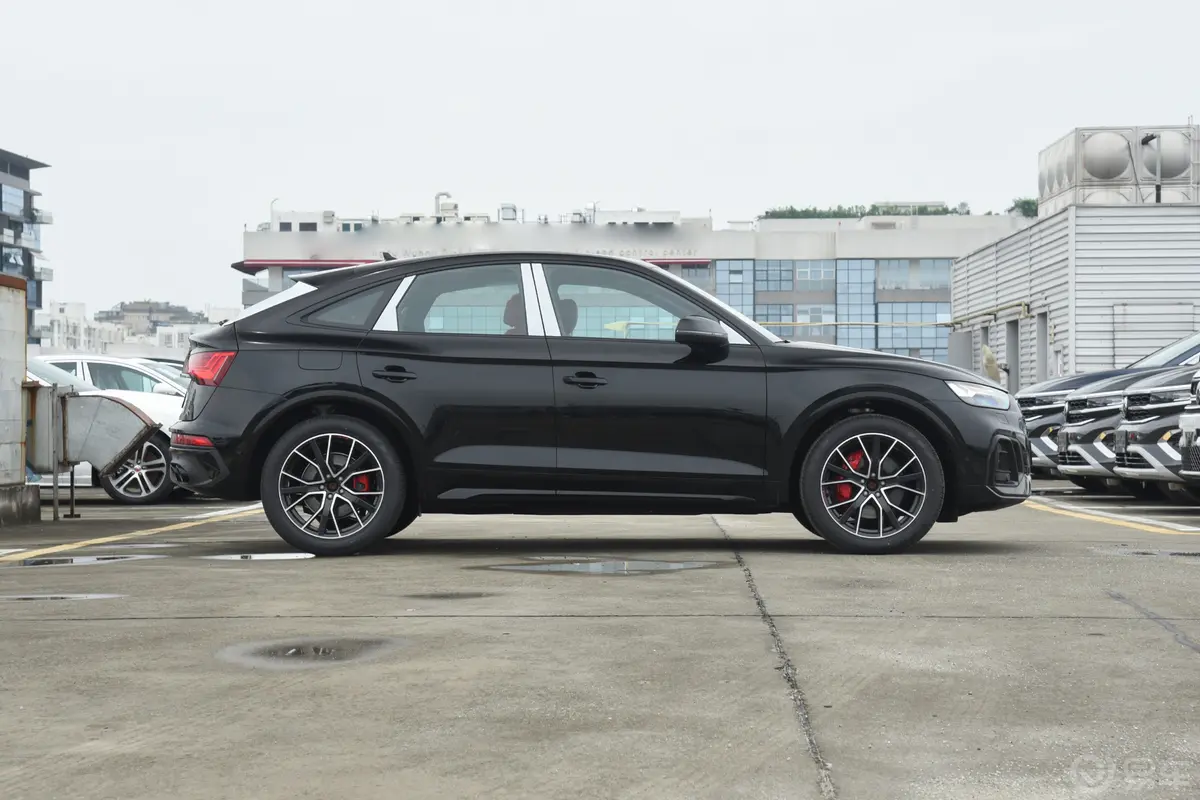 奥迪SQ5 Sportback改款 3.0T quattro正侧车头向右水平