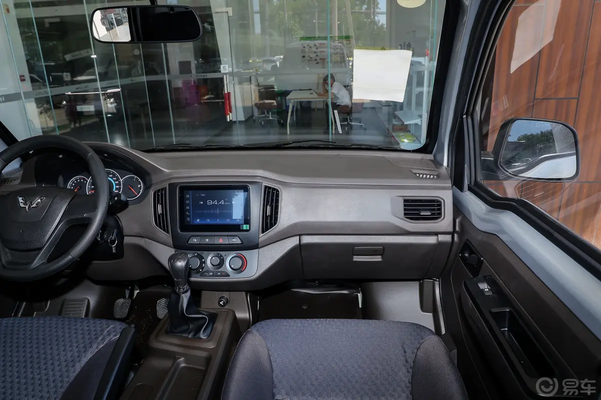 五菱荣光新卡2.0L 加长双排标准型 5座副驾驶位区域