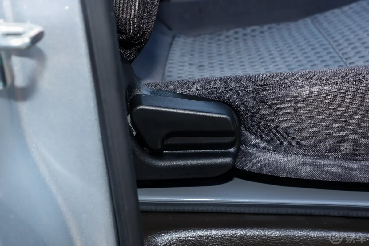 五菱荣光新卡1.5L 加长双排标准型 5座副驾座椅调节