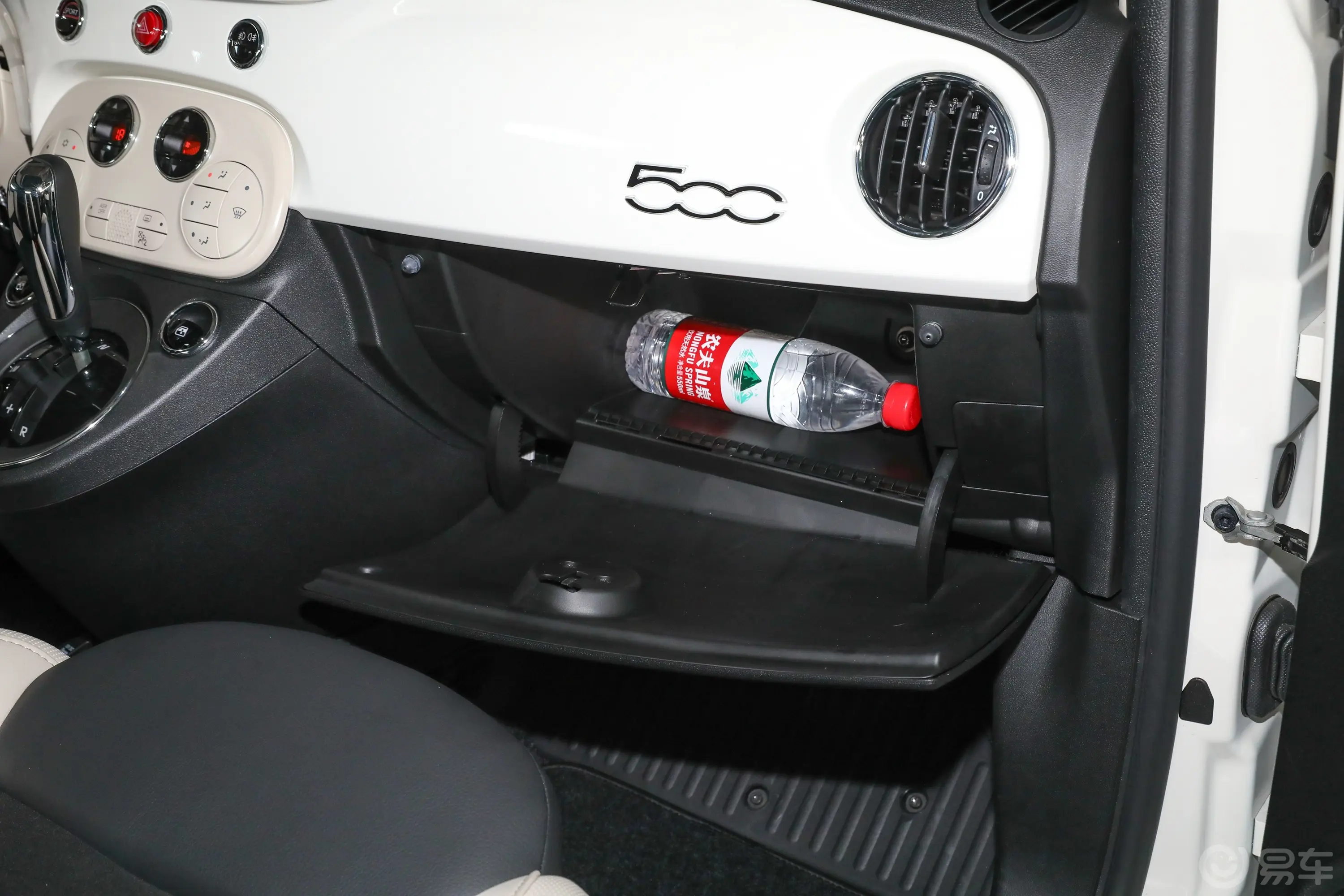 菲亚特5001.4L 自动顶配版手套箱空间水瓶横置