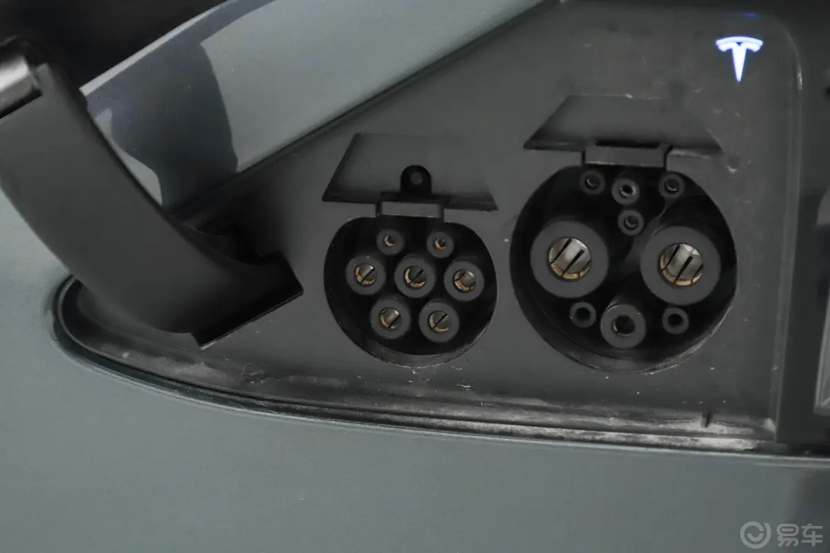 Model X700km  双电机全轮驱动慢充充电口