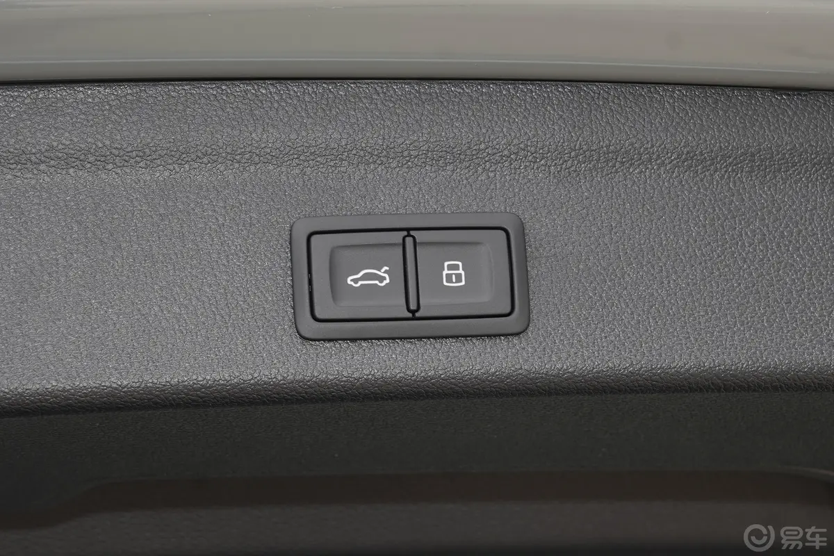 奥迪Q345 TFSI quattro 时尚动感型上市版电动尾门按键（手动扶手）