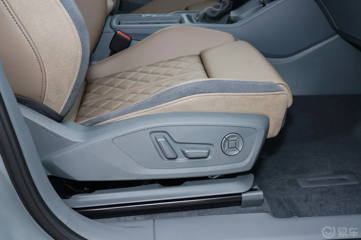 奥迪Q345 TFSI quattro 时尚动感型上市版副驾座椅调节