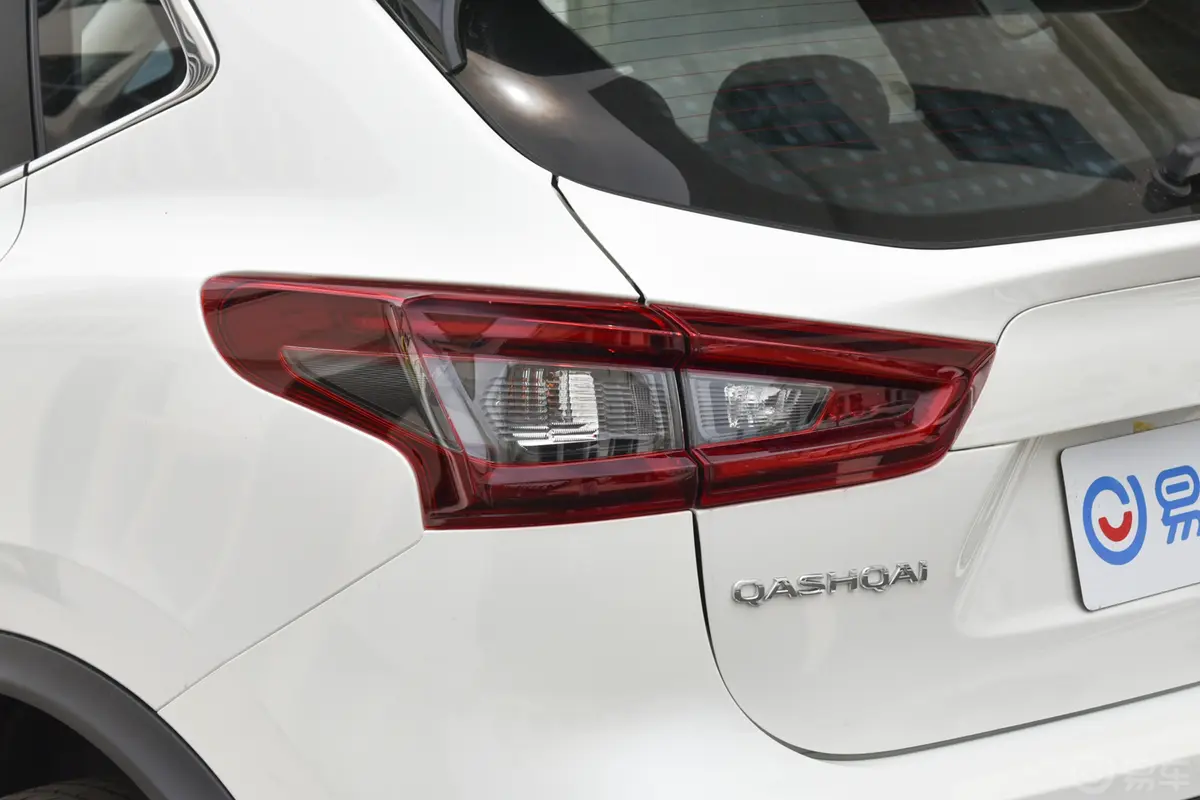 逍客经典款 2.0L XV 舒适版尾灯侧45度俯拍
