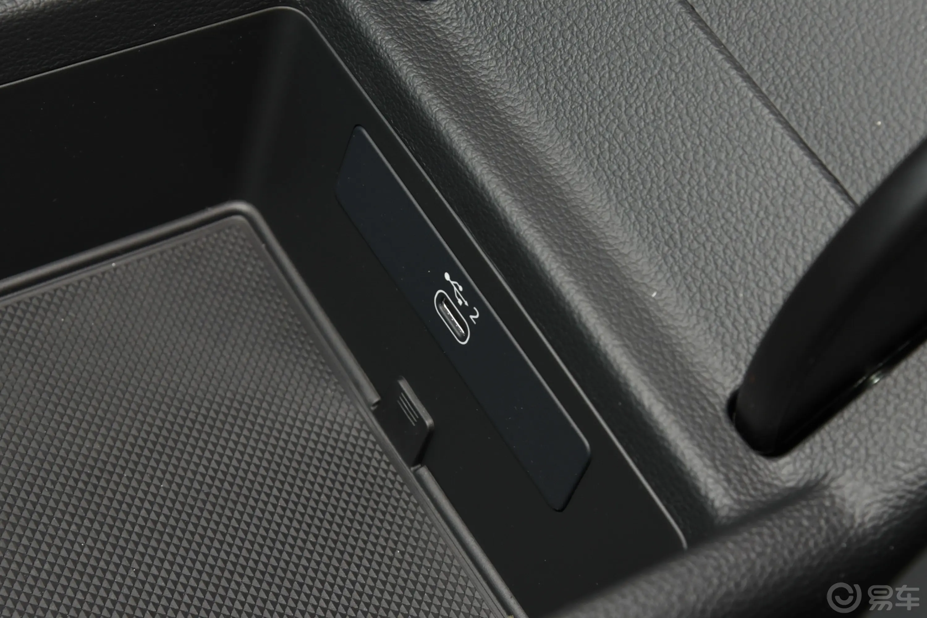 奥迪RS 52.9T Coupe 暗金版前排扶手箱储物格