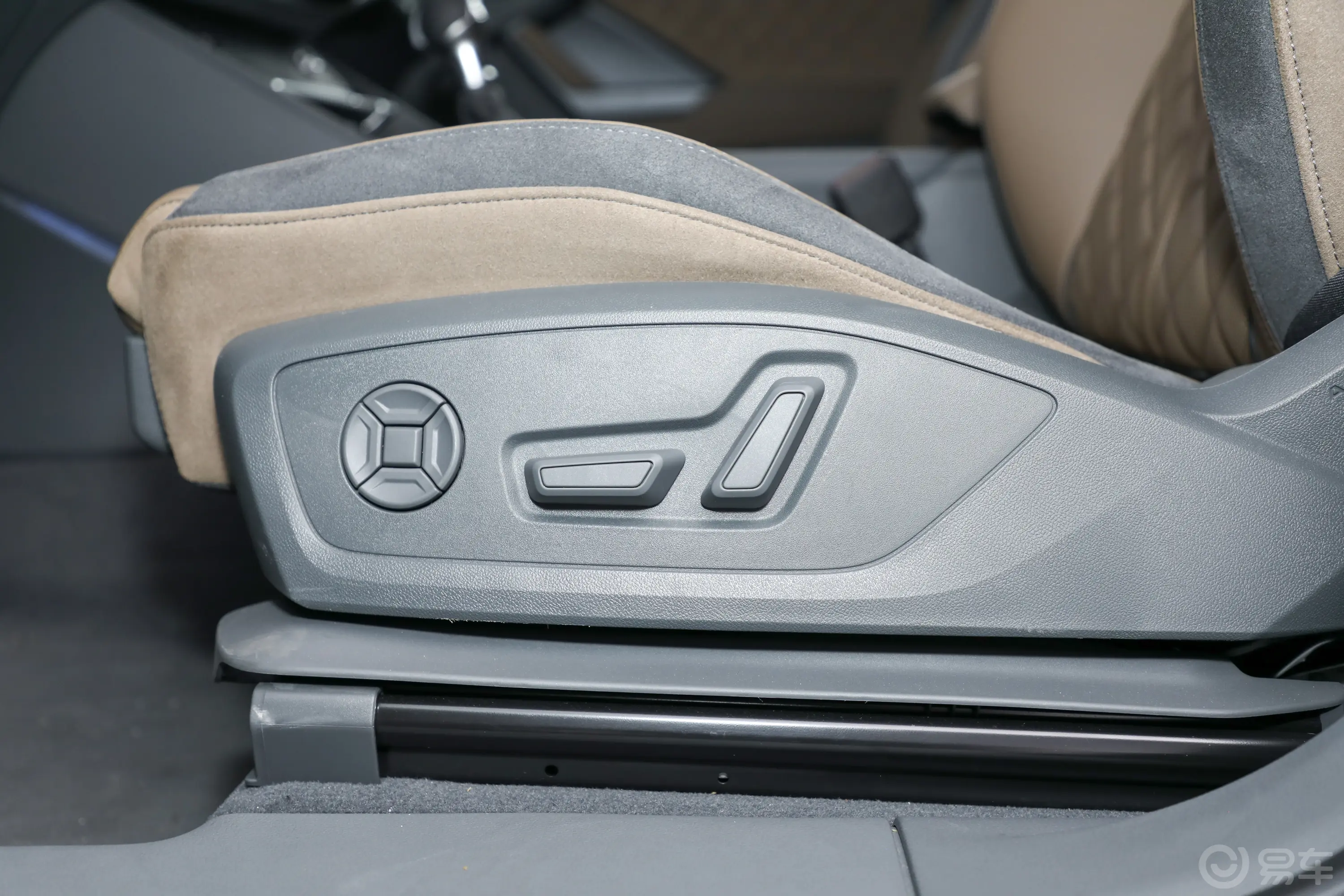 奥迪Q3 Sportback40 TFSI 时尚型主驾座椅调节