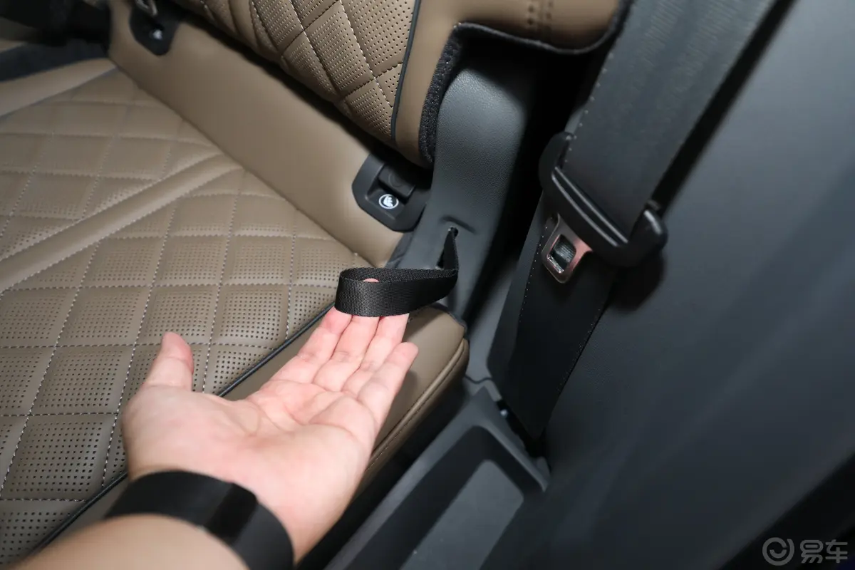 奥迪Q3 Sportback40 TFSI 时尚型后备箱内座椅放倒按钮