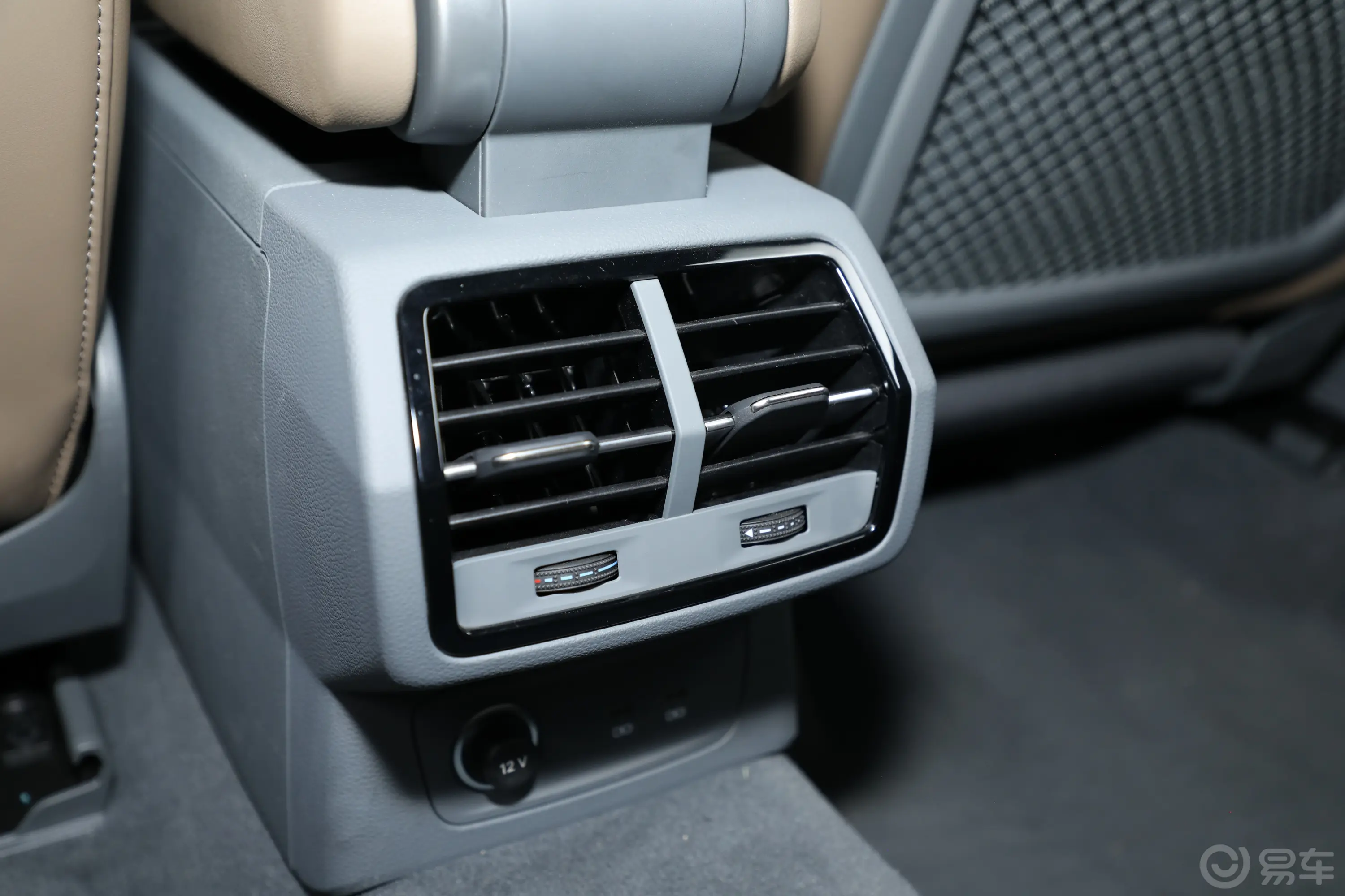 奥迪Q3 Sportback40 TFSI 时尚型后排空调控制键