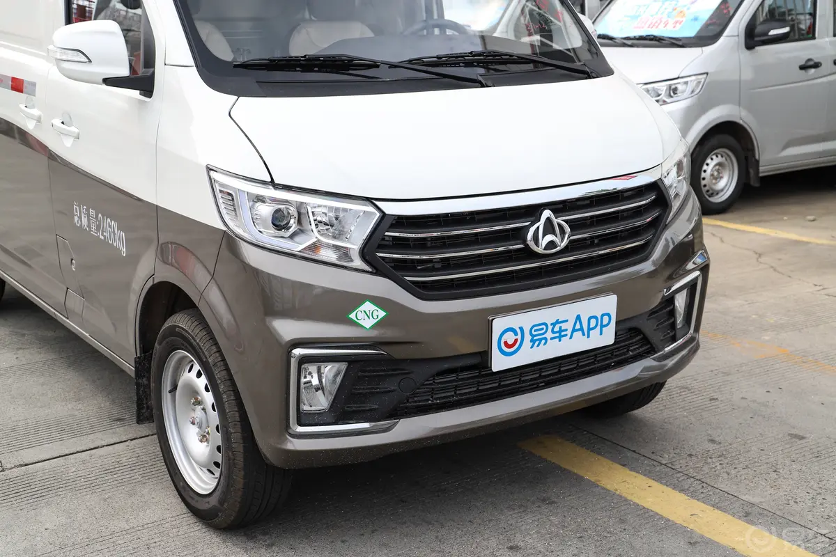 跨越星V51.6L 手动 SC5021XXYVQ6B1NG 2座 CNG前格栅侧俯拍