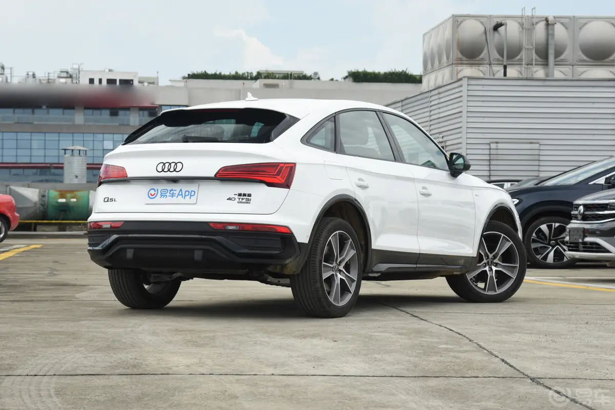 奥迪Q5L Sportback40 TFSI 豪华型侧后45度车头向右水平