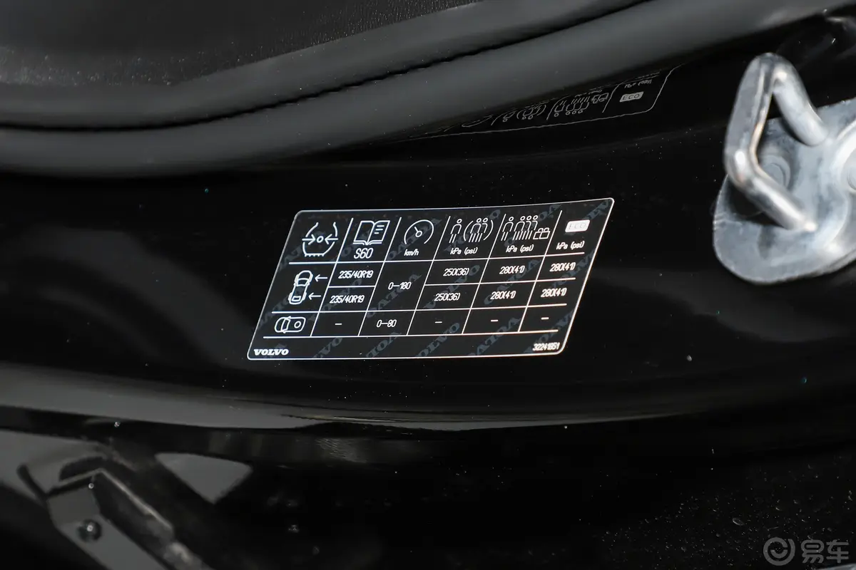 沃尔沃S60 RECHARGET8 四驱智雅极夜黑版胎压信息铭牌