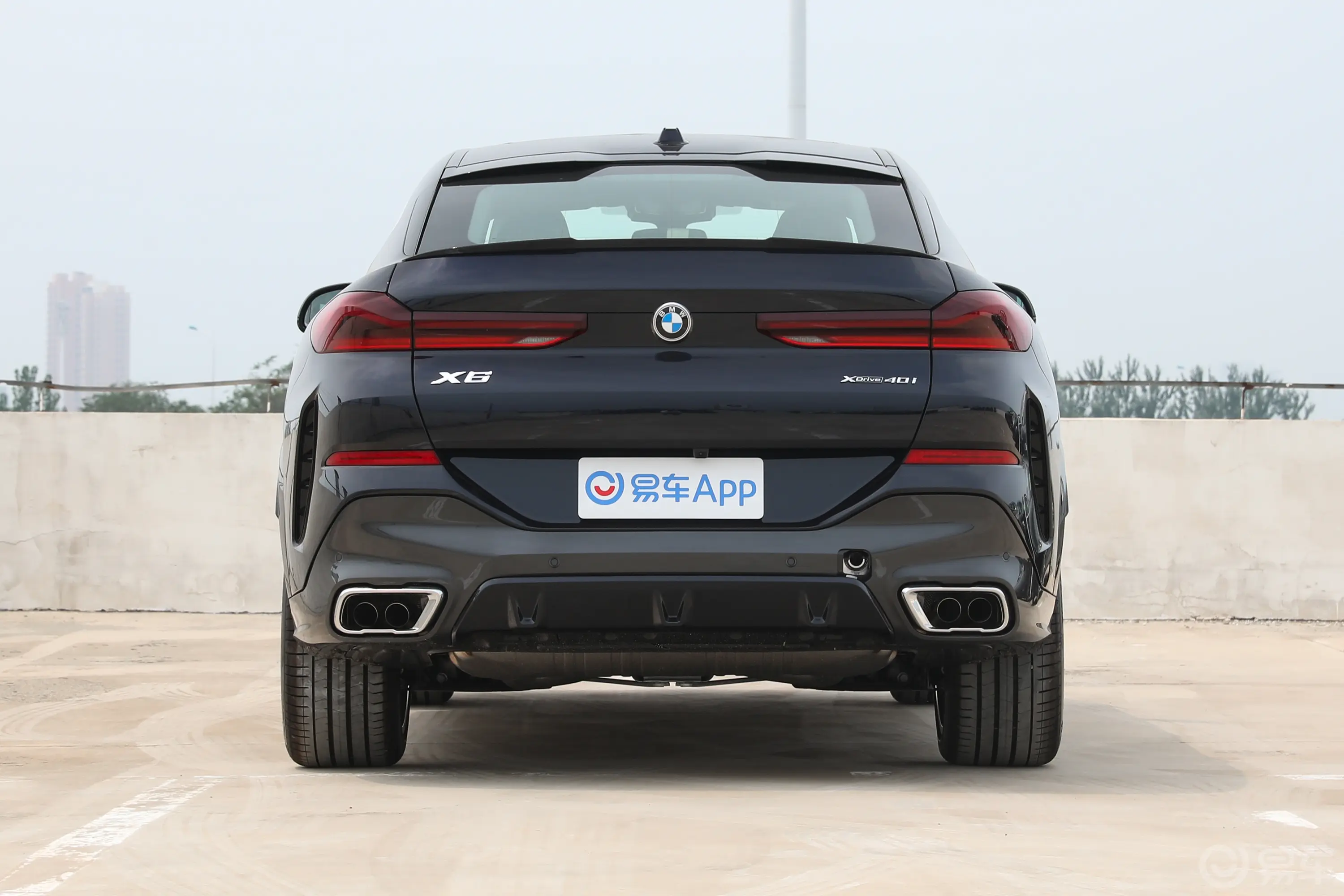 宝马X6改款 xDrive40i 尊享型 M运动套装正后水平