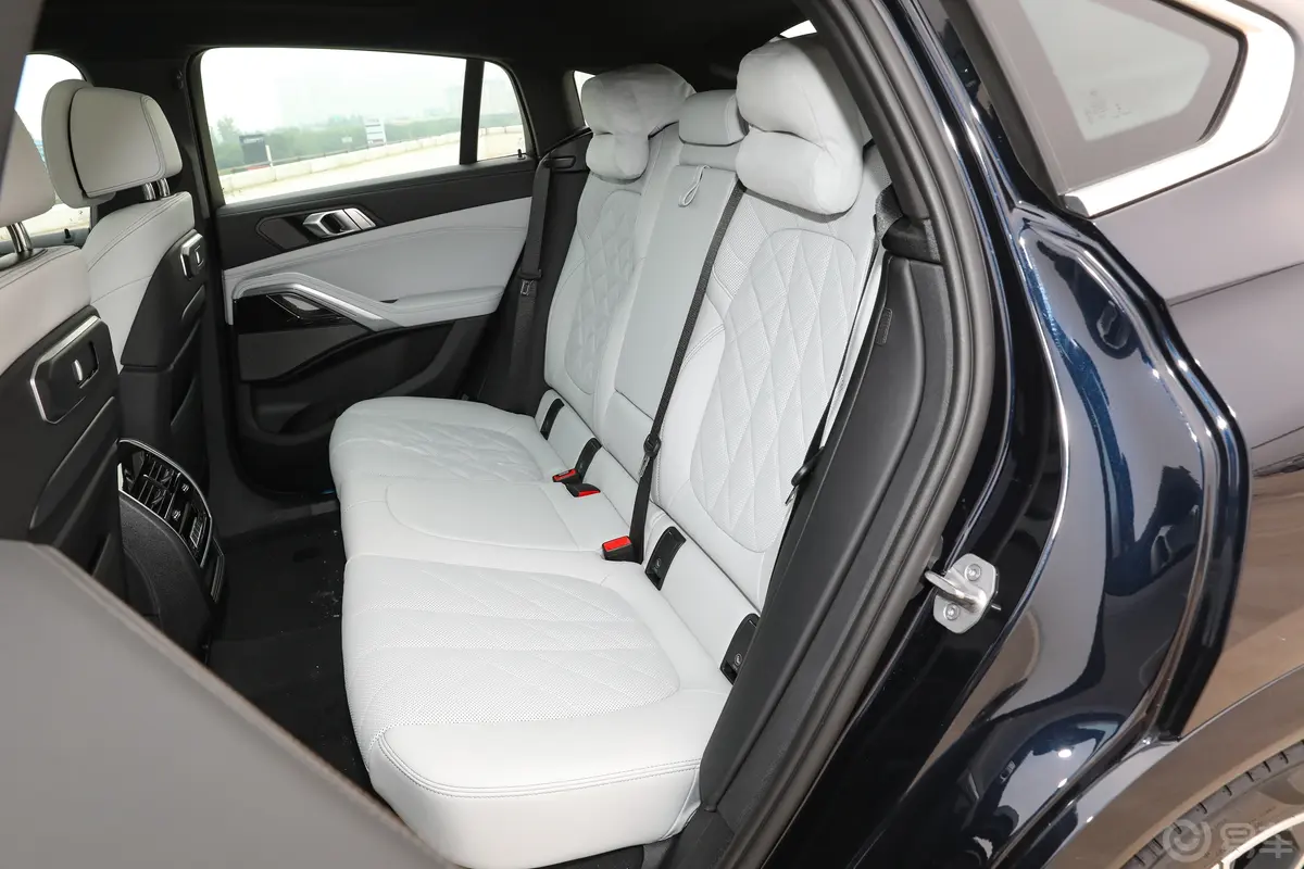 宝马X6改款 xDrive40i 尊享型 M运动套装后排座椅