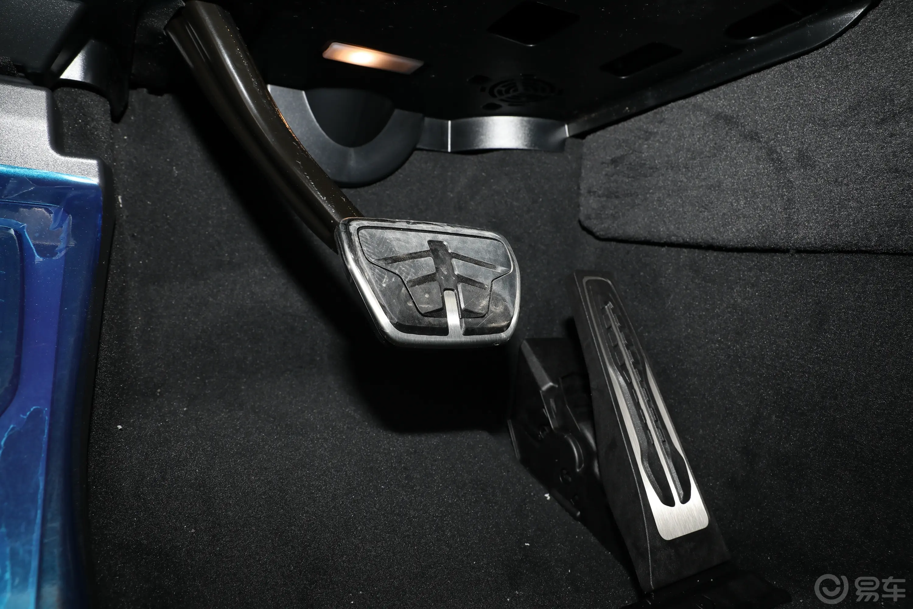 宝马X6改款 xDrive40i 尊享型 M运动套装脚踏板