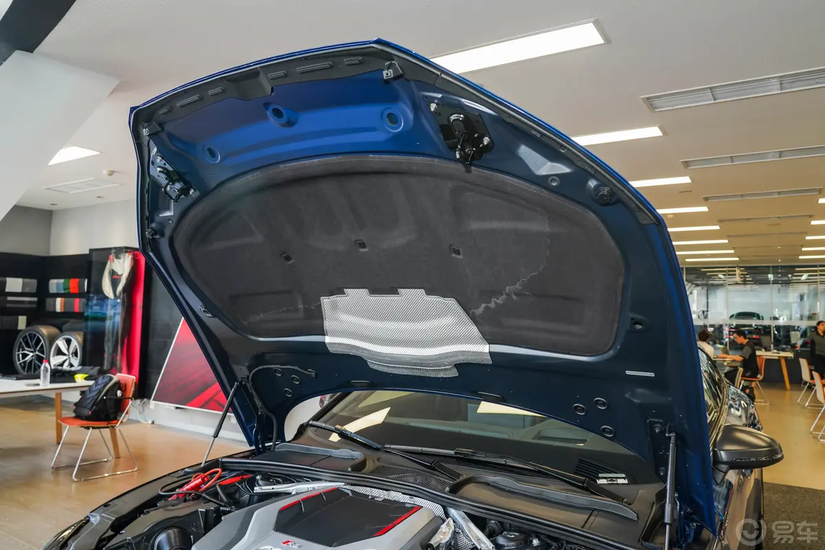 奥迪RS 52.9T Sportback 暗金版发动机舱盖内侧