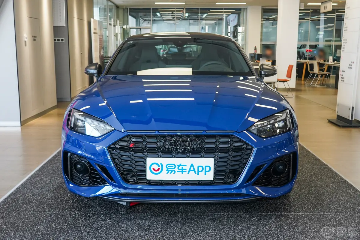 奥迪RS 52.9T Sportback 暗金版正前水平