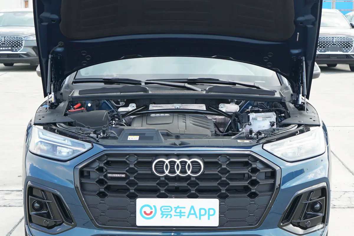 奥迪Q5L40 TFSI 豪华动感型发动机舱整体