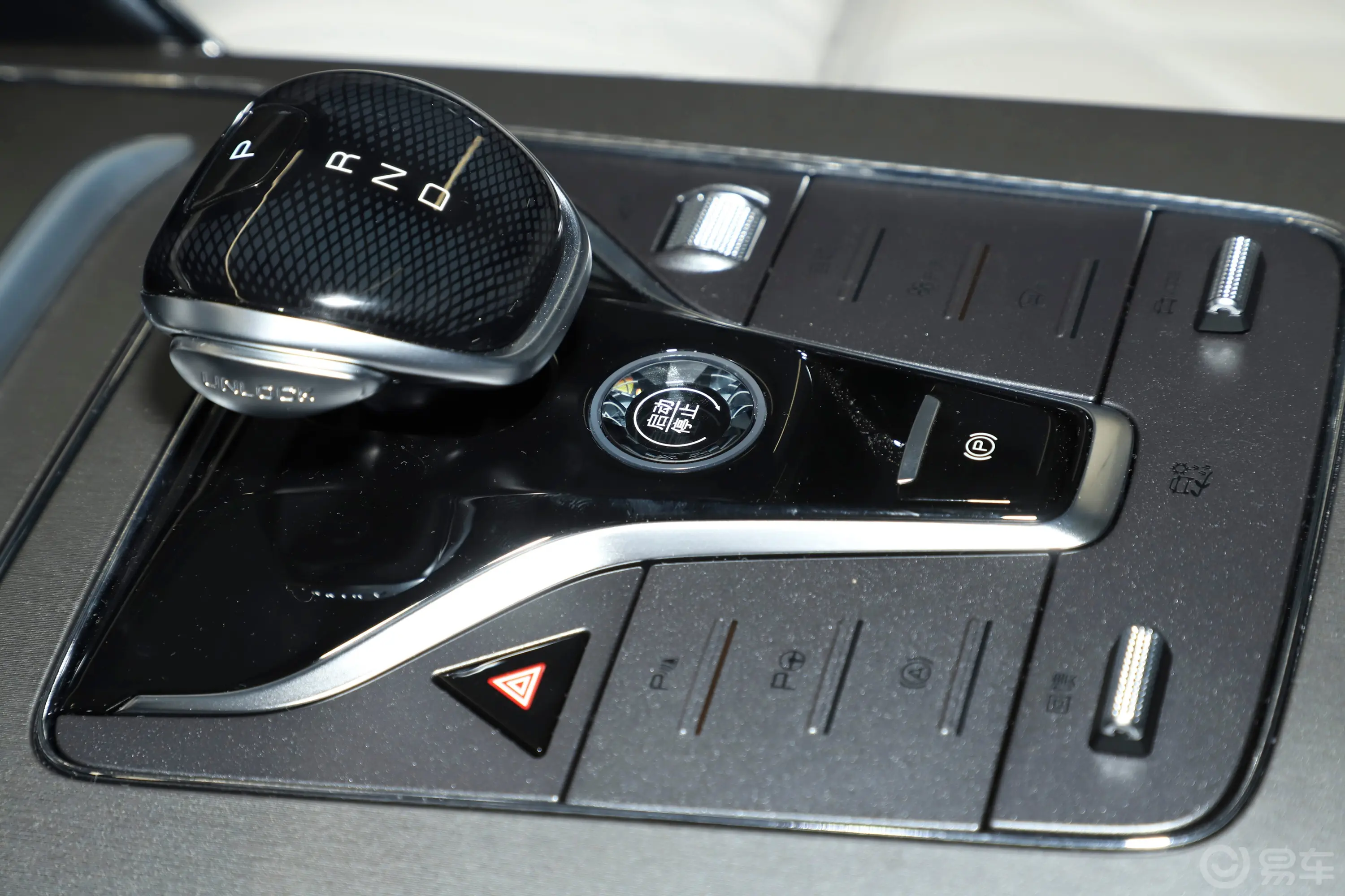 唐新能源EV 冠军版 635km 四驱旗舰型 6座钥匙孔或一键启动按键